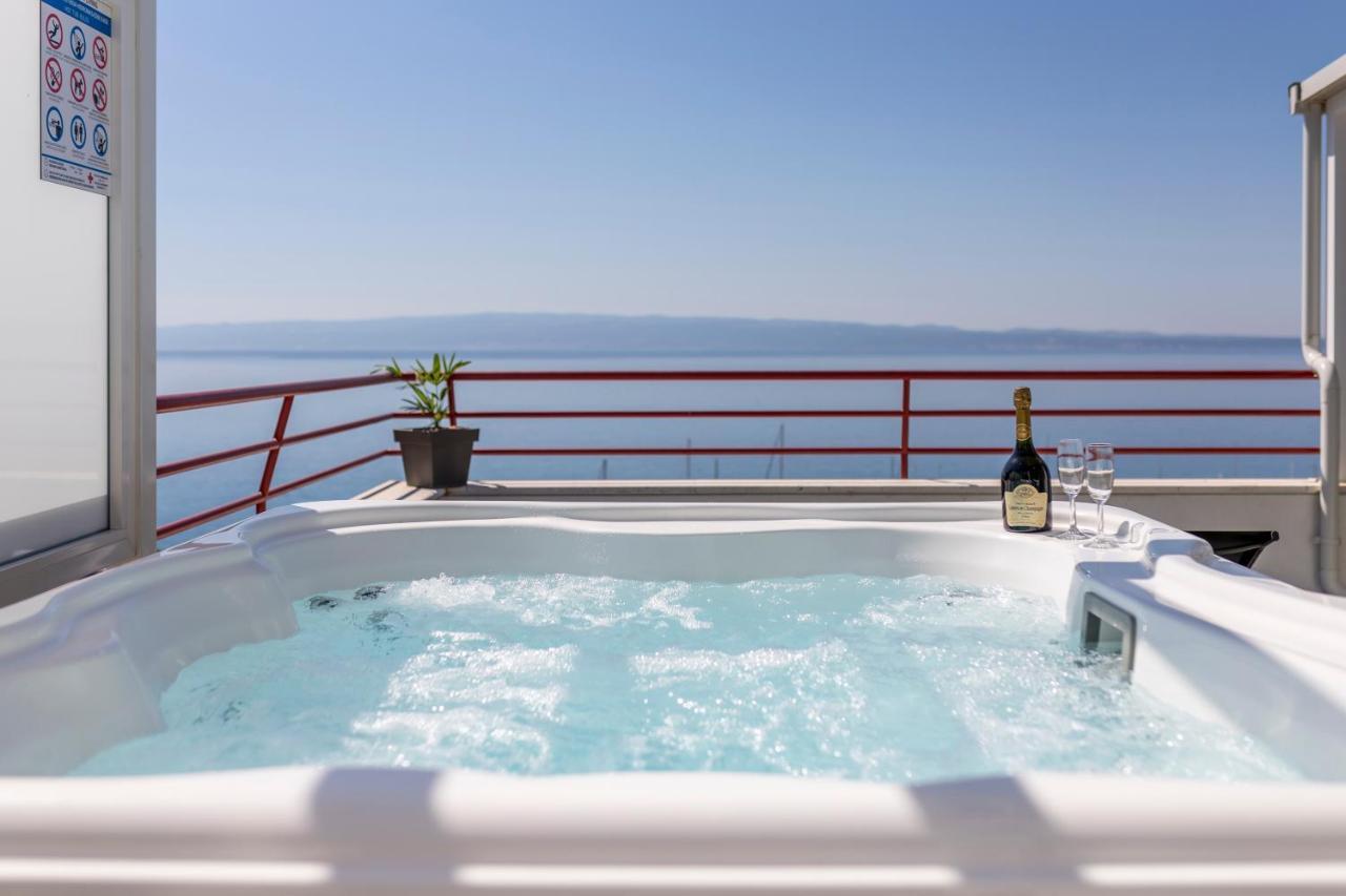 Appartamento Seaside Penthouse With Hot Tub Sky Living Spalato Esterno foto