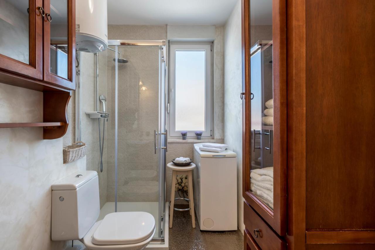 Appartamento Seaside Penthouse With Hot Tub Sky Living Spalato Esterno foto