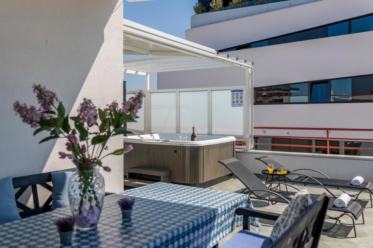 Appartamento Seaside Penthouse With Hot Tub Sky Living Spalato Esterno foto