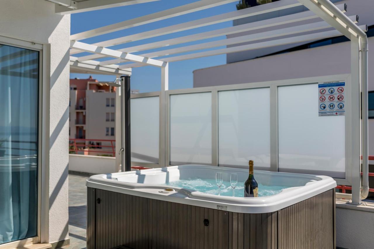Appartamento Seaside Penthouse With Hot Tub Sky Living Spalato Esterno foto
