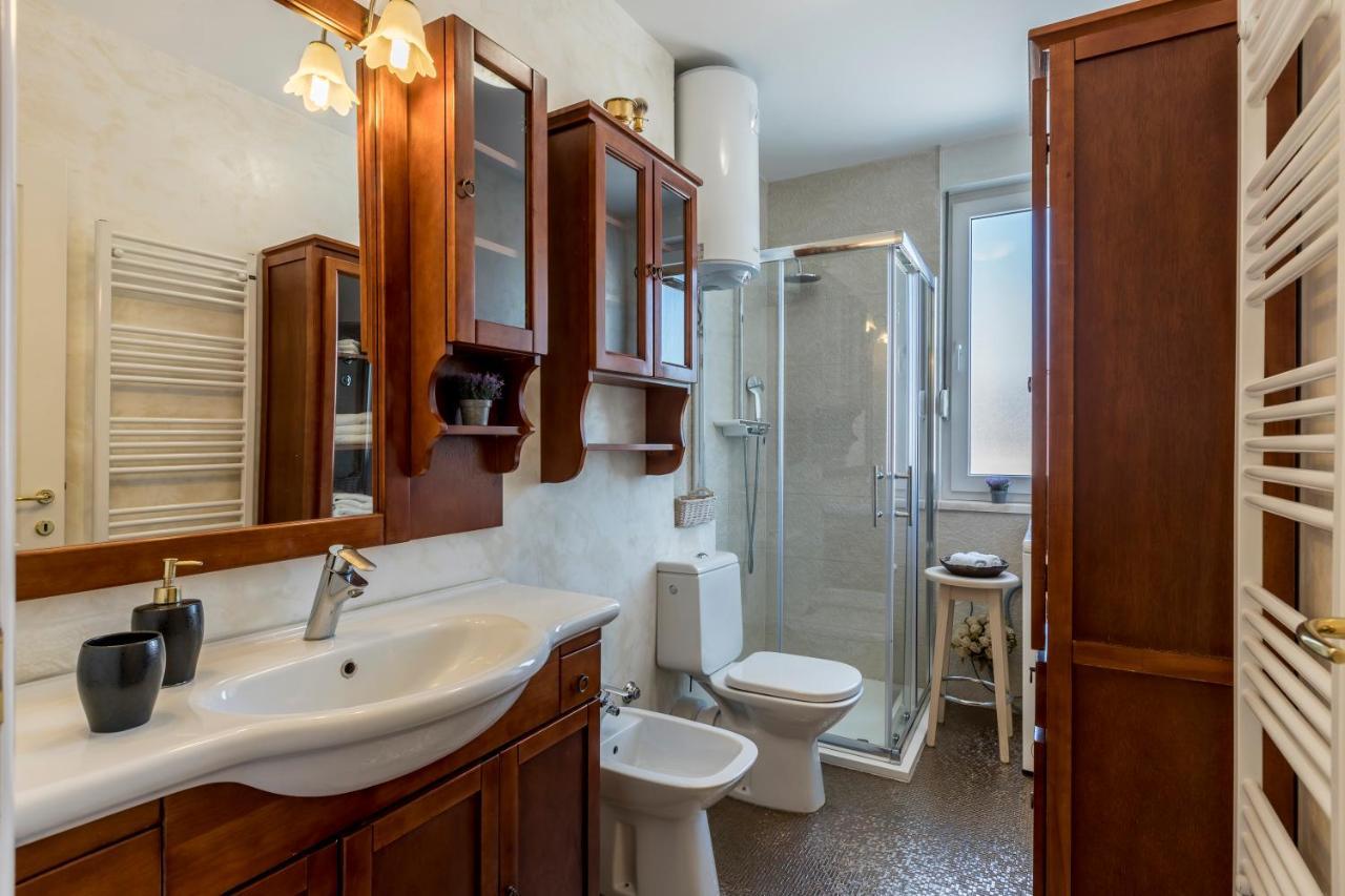 Appartamento Seaside Penthouse With Hot Tub Sky Living Spalato Esterno foto