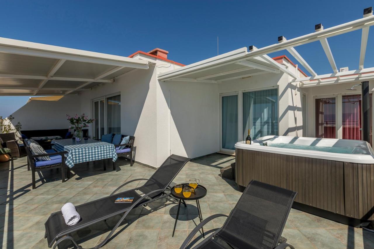 Appartamento Seaside Penthouse With Hot Tub Sky Living Spalato Esterno foto