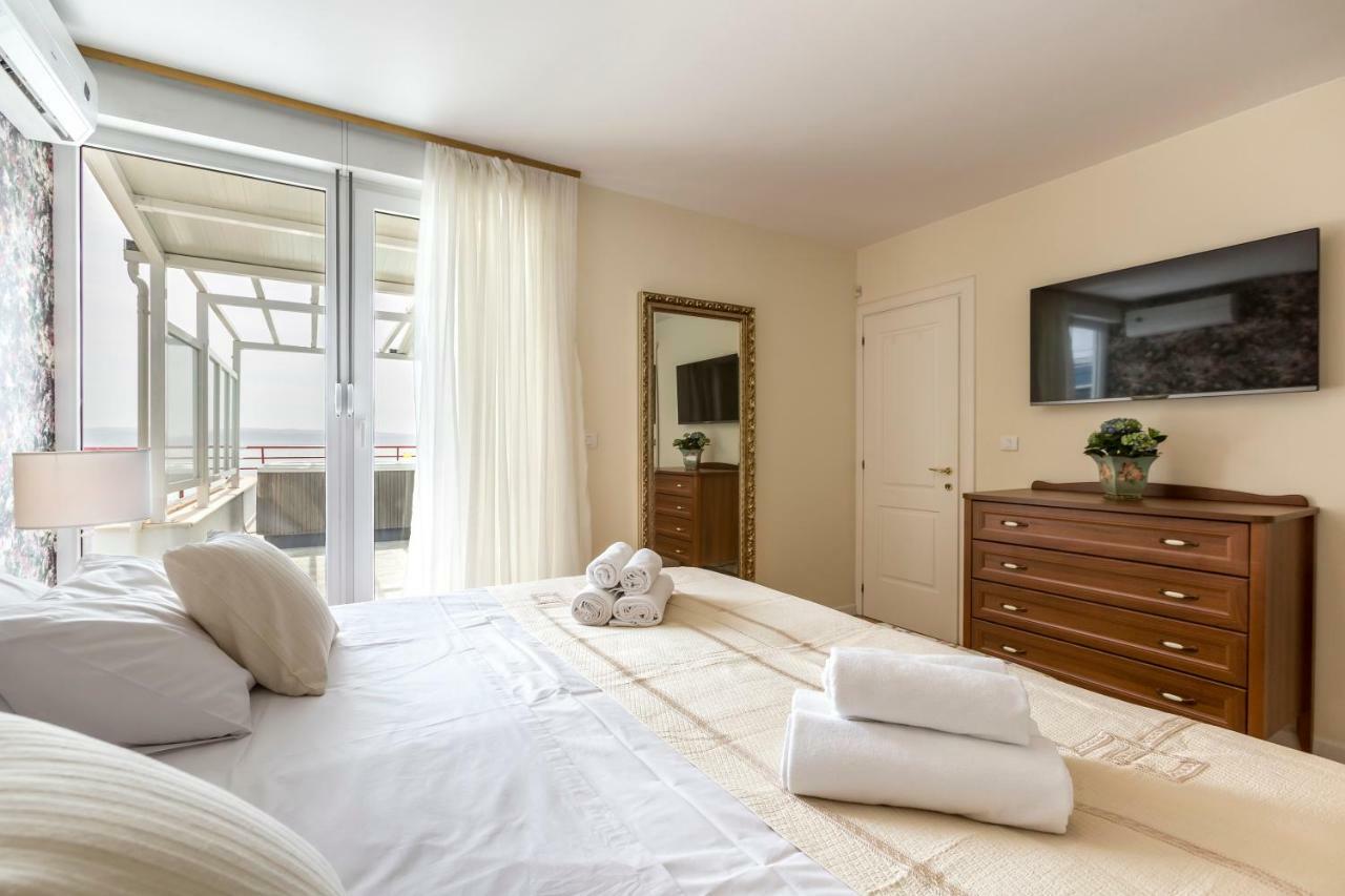 Appartamento Seaside Penthouse With Hot Tub Sky Living Spalato Esterno foto