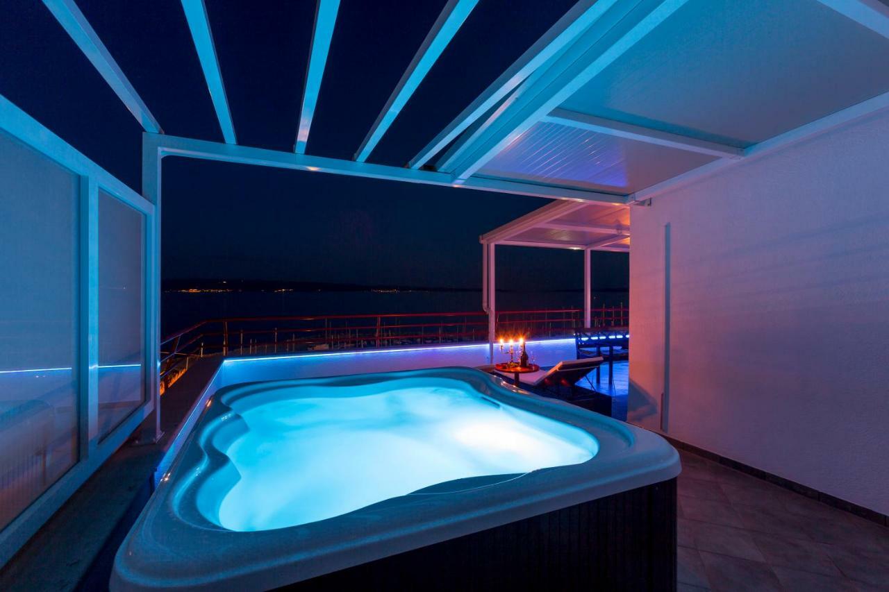 Appartamento Seaside Penthouse With Hot Tub Sky Living Spalato Esterno foto