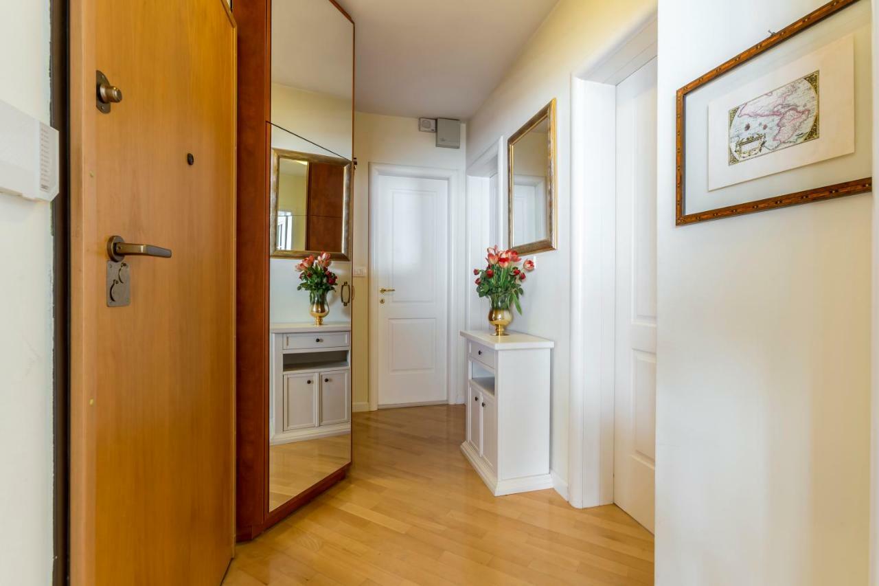 Appartamento Seaside Penthouse With Hot Tub Sky Living Spalato Esterno foto