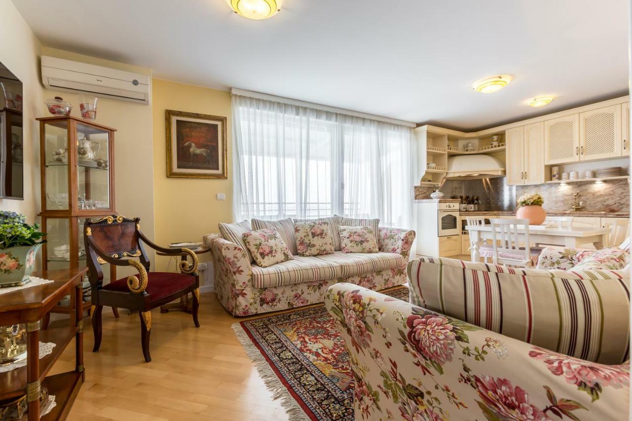 Appartamento Seaside Penthouse With Hot Tub Sky Living Spalato Esterno foto