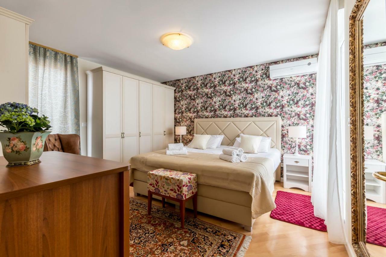 Appartamento Seaside Penthouse With Hot Tub Sky Living Spalato Esterno foto