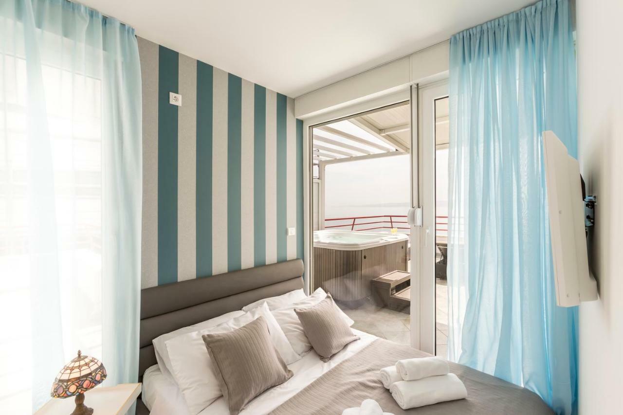 Appartamento Seaside Penthouse With Hot Tub Sky Living Spalato Esterno foto
