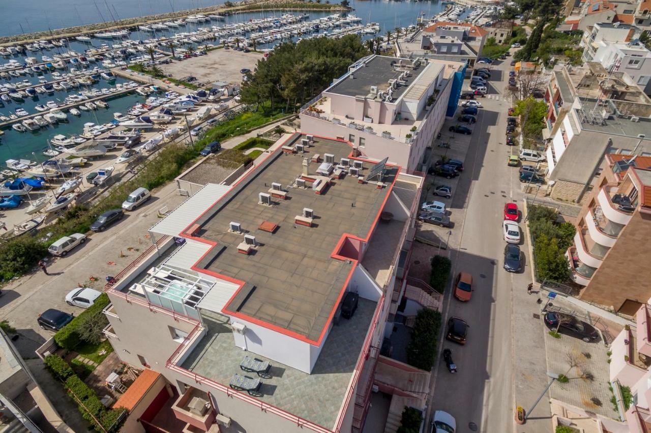 Appartamento Seaside Penthouse With Hot Tub Sky Living Spalato Esterno foto