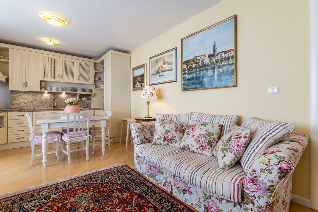 Appartamento Seaside Penthouse With Hot Tub Sky Living Spalato Esterno foto