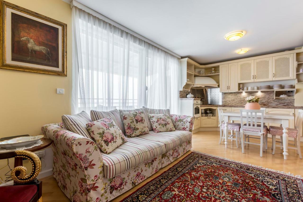 Appartamento Seaside Penthouse With Hot Tub Sky Living Spalato Esterno foto