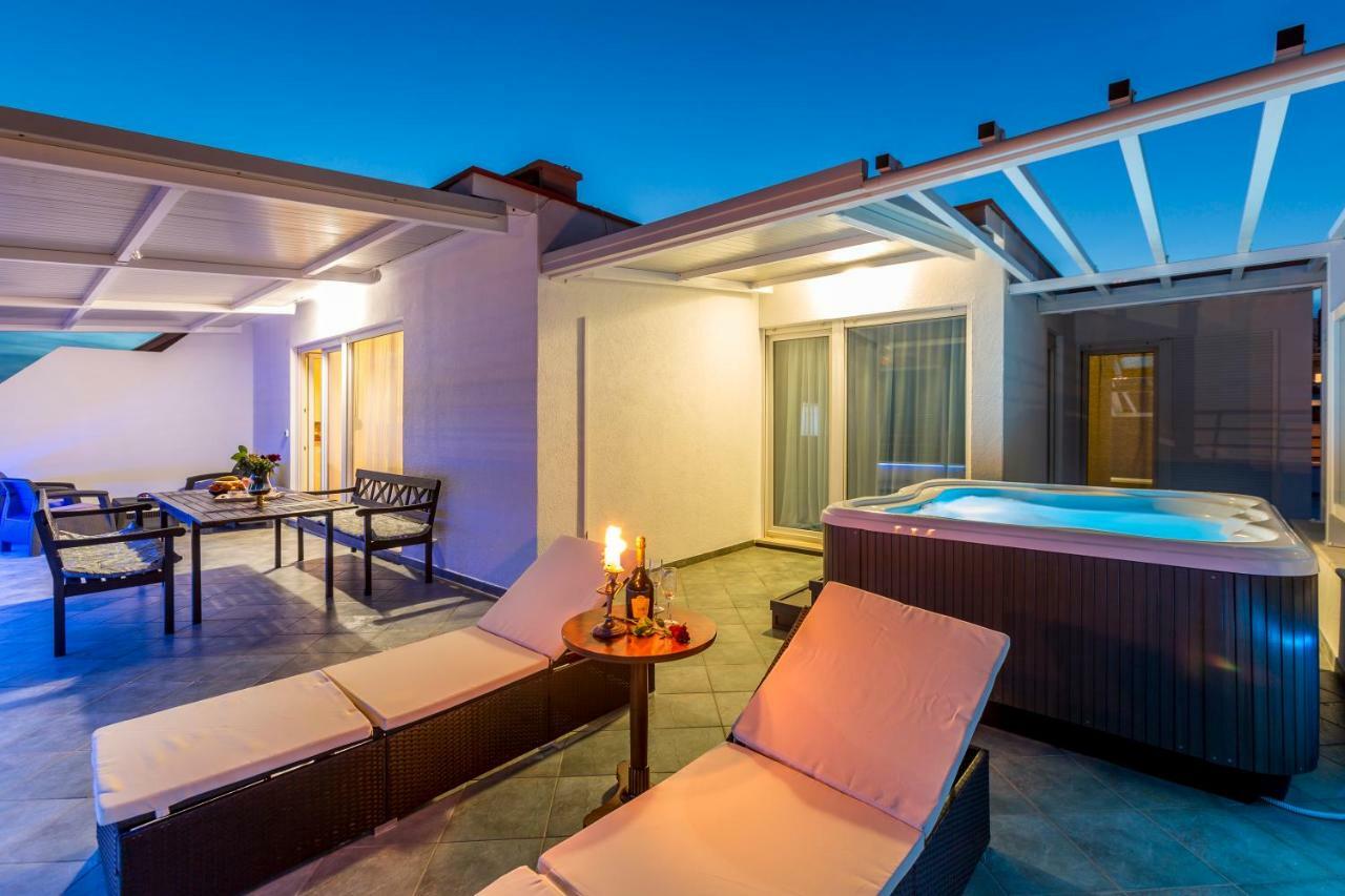 Appartamento Seaside Penthouse With Hot Tub Sky Living Spalato Esterno foto