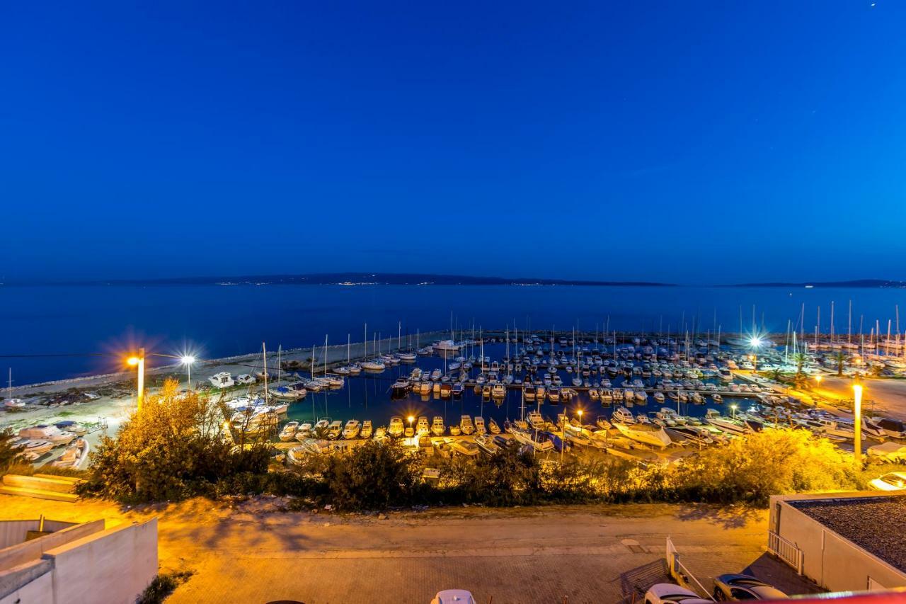 Appartamento Seaside Penthouse With Hot Tub Sky Living Spalato Esterno foto