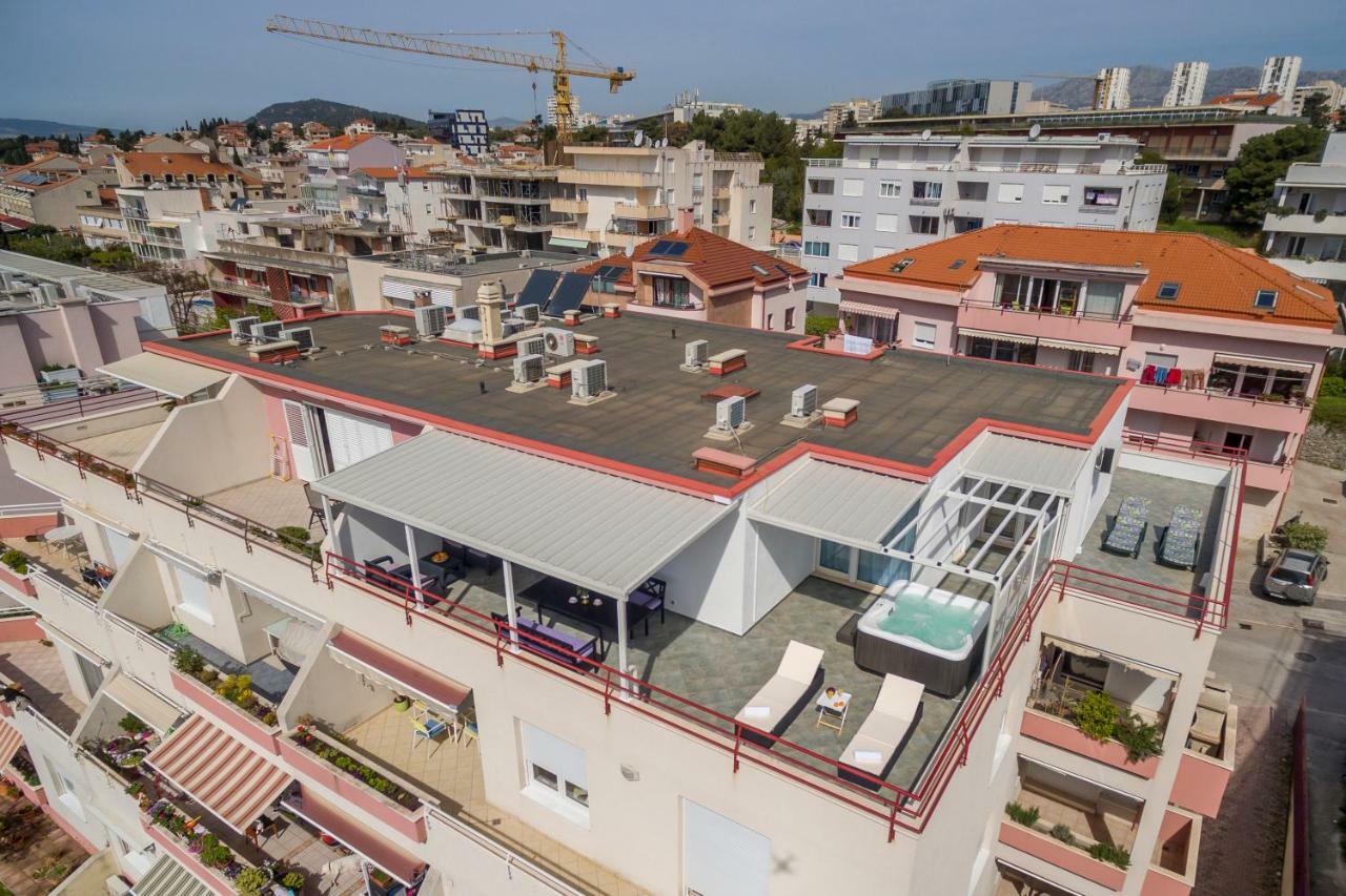 Appartamento Seaside Penthouse With Hot Tub Sky Living Spalato Esterno foto