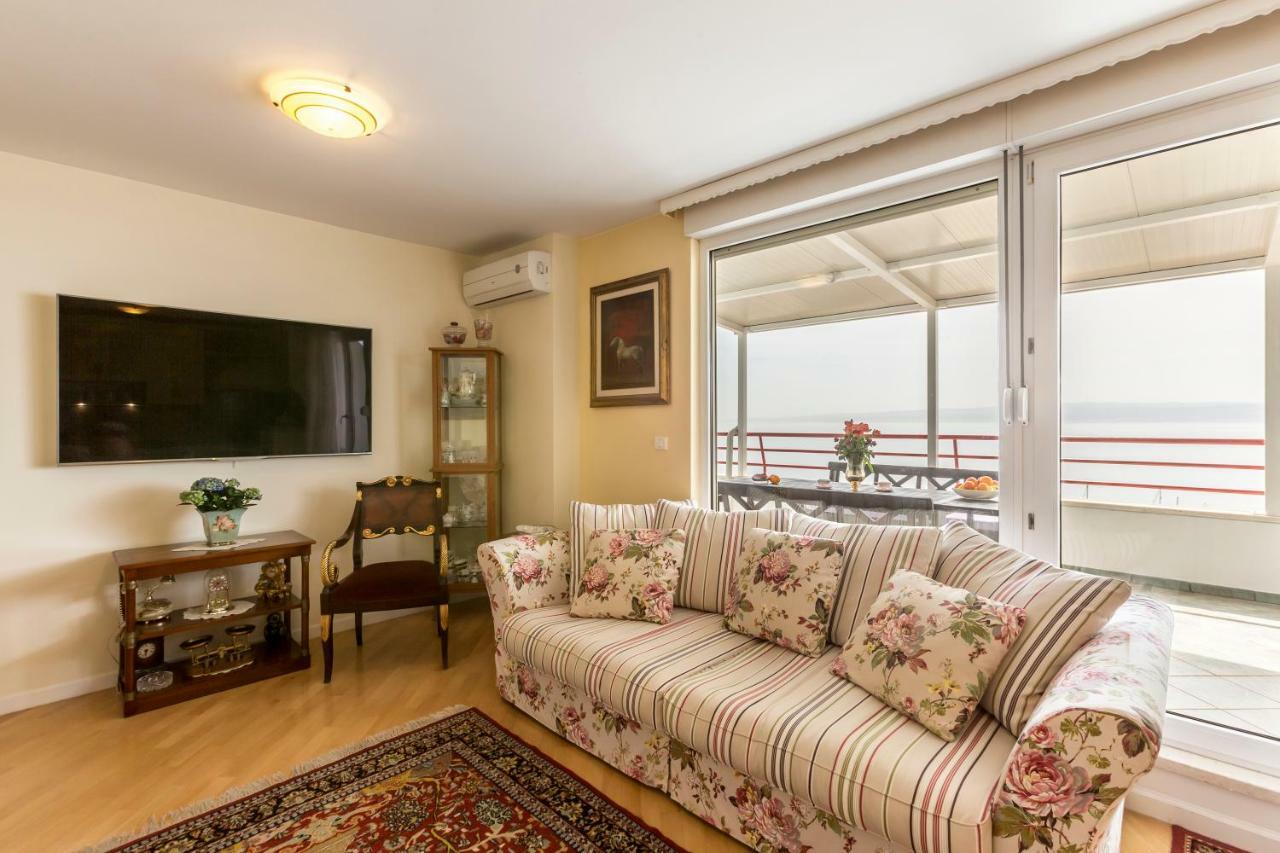 Appartamento Seaside Penthouse With Hot Tub Sky Living Spalato Esterno foto