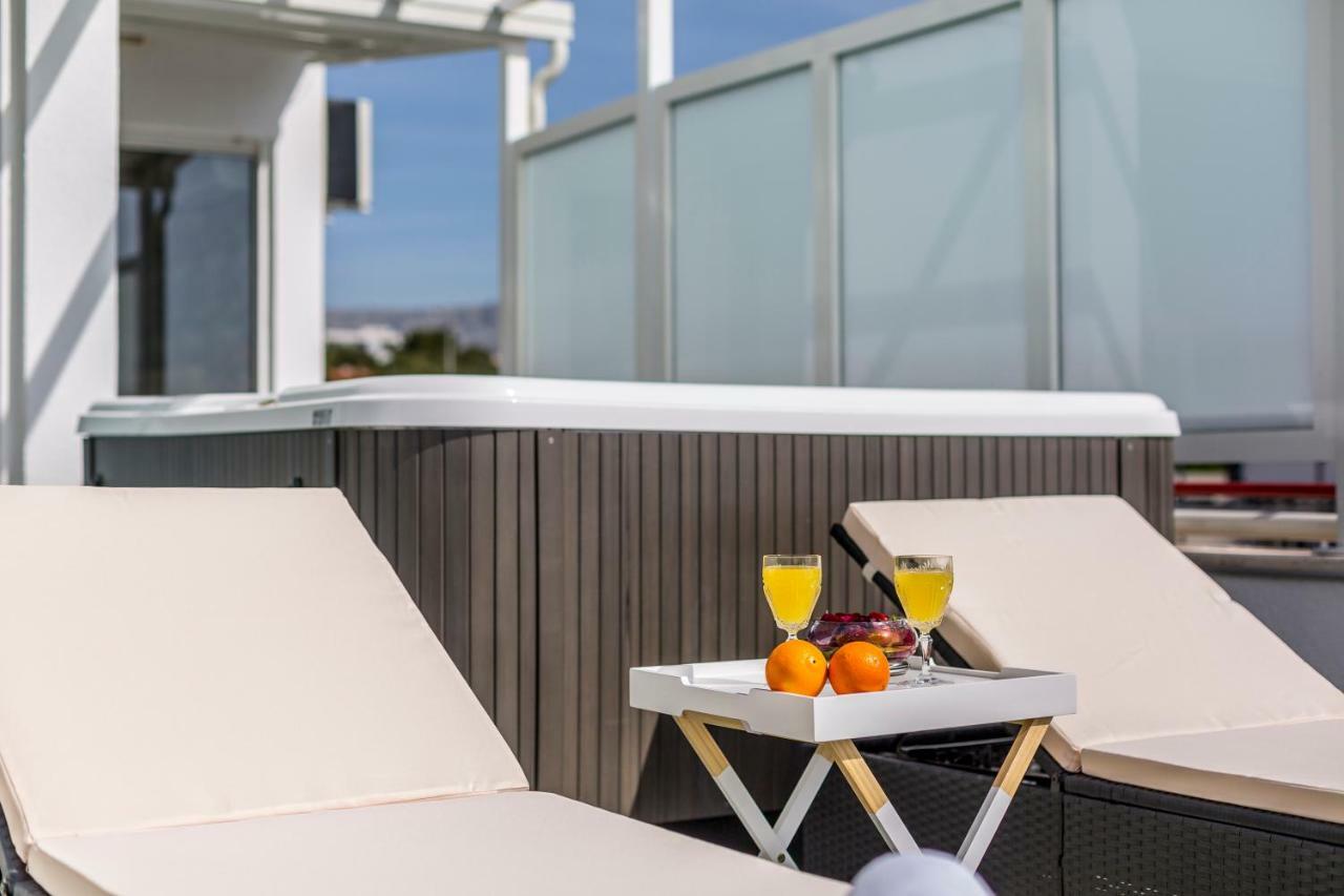 Appartamento Seaside Penthouse With Hot Tub Sky Living Spalato Esterno foto