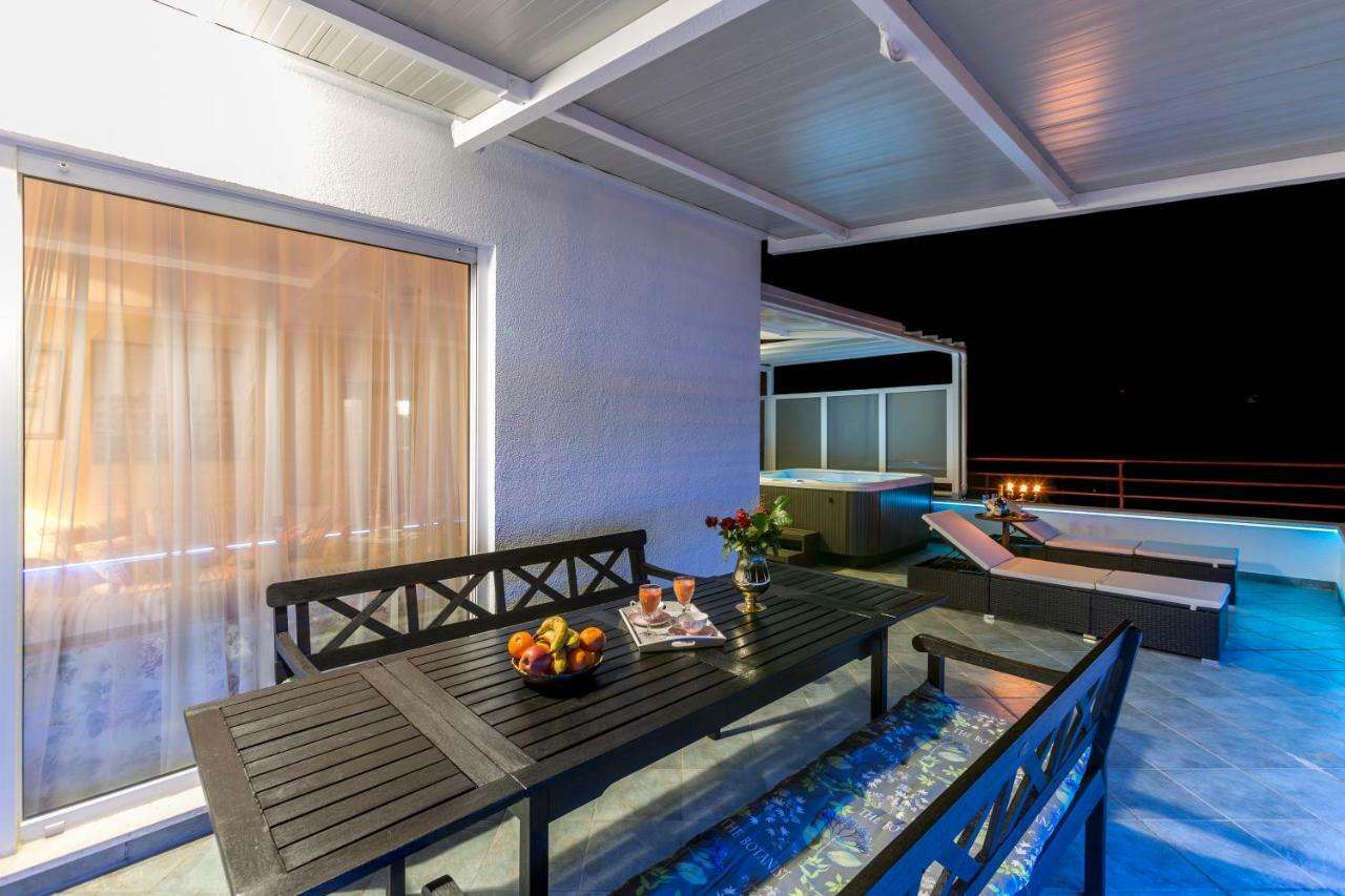 Appartamento Seaside Penthouse With Hot Tub Sky Living Spalato Esterno foto